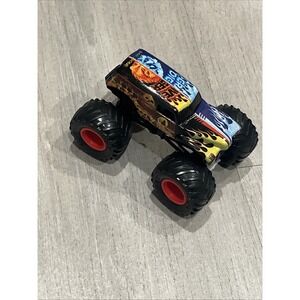 Monster Jam 1:64 Diecast  Grave Digger Split Fire And Ice Truck Exclusive